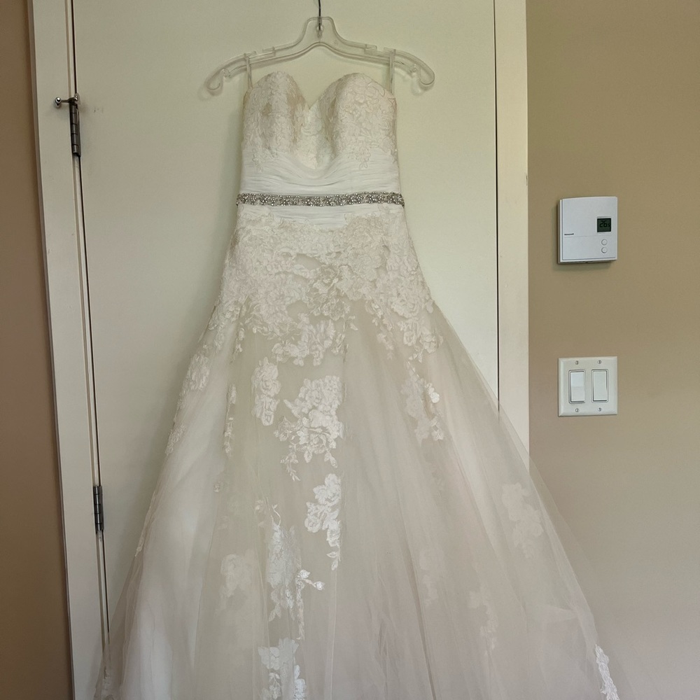 Lace and tulle wedding dress from Bryan’s bride. Size 4 and 133 cm long.